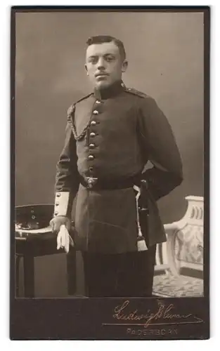 Fotografie Ludwig Blum, Paderborn, Junger uniformierter Soldat mit Bajonett und Portepee, IR 158