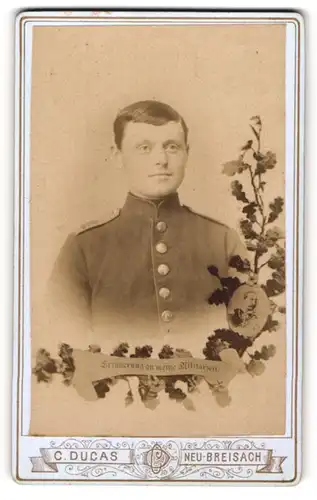 Fotografie C. Ducas, Neu-Breisach, Markt Platz 224, Junger uniformierter Soldat mit gescheiteltem Haar, Eichenlaub