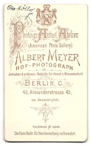 Fotografie Albert Meyer, Berlin, Alexanderstrasse 45, Einjährig-Freiwilliger Gardesoldat in Uniform mit Schirmmütze