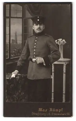 Fotografie Max Kämpf, Strassburg i. E., Steinwallstrasse 56, Uniformierter Soldat mit Bajonett und Portepee