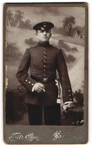 Fotografie Fritz Otto, Kastel am Rhein, Mainzer-Strasse 31, Junger uniformierter Soldat mit Portepee und Bajonett