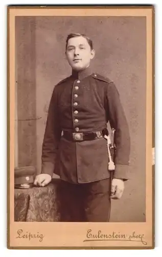 Fotografie Eulenstein, Leipzig, Zeitzer-Strasse 30, Junger uniformierter Soldat mit Portepee und Bajonett