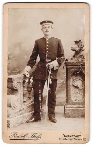 Fotografie Rudolf Theiss, Darmstadt, Elisabethenstrasse 42, Uniformierter Soldat mit Säbel, Krätzchen, Portepee