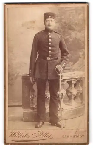 Fotografie Wilhelm Pöllot, Darmstadt, Hügelstrasse 59, Soldat mit Krätzchen und Säbel in Uniform