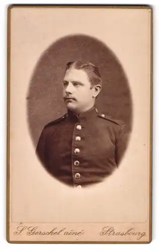 Fotografie S. Gerschel, Strasbourg, Rue du Vieux Marché aux Vins, Uniformierter Soldat im Portrait