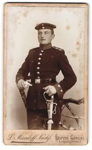 Fotografie L. Minzloff, Leipzig-Gohlis, Leipzigerstrasse 7, Junger uniformierter Soldat mit Säbel und Portepee
