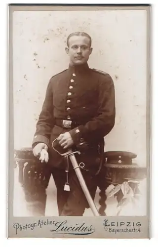 Fotografie Atelier Lucidus, Leipzig, Bayerschestrasse 4, Soldat mit Säbel und Portepee in Uniform