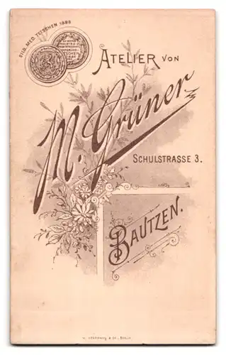 Fotografie M. Grüner, Bautzen, Schulstrasse 3, Uniformierter Soldat mit Portepee und Bajonett
