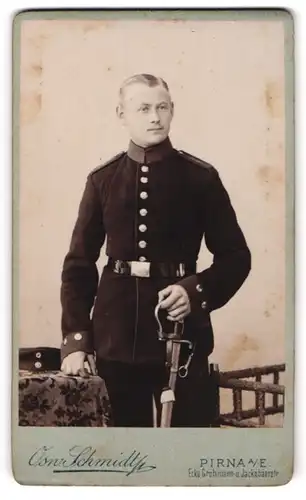 Fotografie Osw. Schmidt, Pirna, Ecke Grohmann- & Jackobäerstrasse, Junger Soldat in Uniform mit Säbel und Portepee