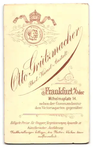 Fotografie Otto Grützmacher, Frankfurt a. O., Wilhelmstrasse 14, Uniformierter Gardesoldat im Portrait