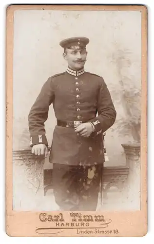 Fotografie Carl Timm, Harburg, Linden-Strasse 18, Gardesoldat in Uniform mit Portepee und Säbel