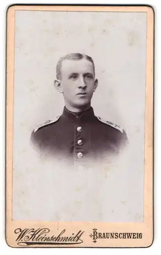 Fotografie W. Kleinschmidt, Braunschweig, Bohlweg 8, Junger Soldat in Uniform im Portrait