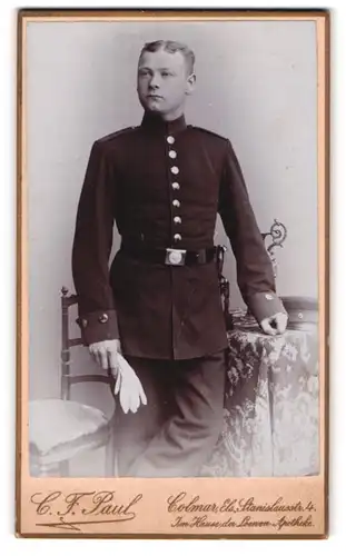 Fotografie C. F. Paul, Colmar, Stanislausstrasse 4, Junger uniformierter Soldat mit Portepee und Bajonett