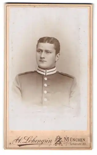 Fotografie A. Ziegler, München, Türkenstrasse 20, Junger Gardesoldat in Uniform