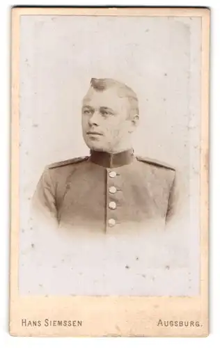 Fotografie Hans Siemssen, Augsburg, Bahnhofstrasse 12, Portrait eines Soldaten in Uniform