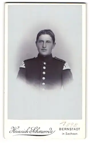 Fotografie Heinrich Schmorrde, Bernstadt i. S., Junger Soldat des Musikcorps mit Schwalbennestern