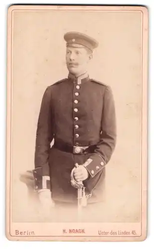 Fotografie H. Noack, Berlin, Unter den Linden 45, Uffz. mit Säbel und Portepee
