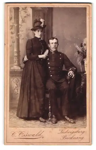 Fotografie C. Osswald, Ludwigsburg, Trompetergässchen, Uffz. in Uniform mit seiner Gattin