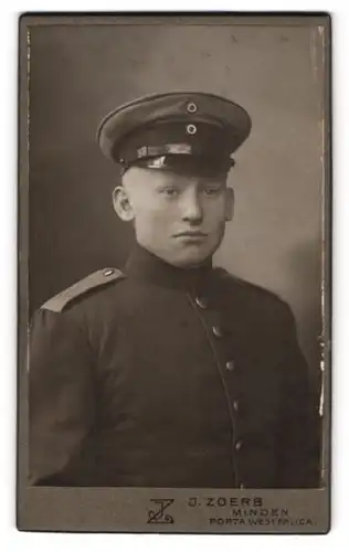 Fotografie J. Zoerb, Minden, Marienwallstrasse 1, Blutjunger Soldat in Uniform des IR 15