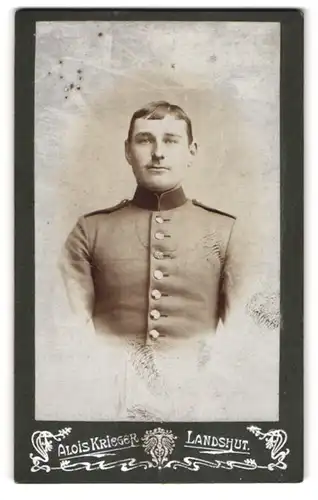 Fotografie Alois Krieger, Landshut, Altstadt Nr. 82, Soldat in Uniform mit pomadisiertem Haar