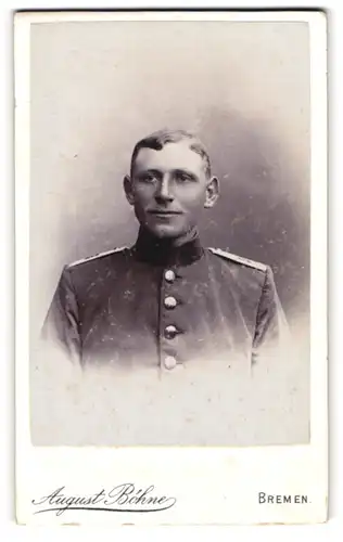 Fotografie August Böhne, Bremen, am Wall 78, Junger Soldat mit gescheitelten Haaren in Uniform