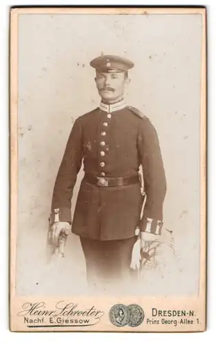 Fotografie Heinr. Schroeter, Dresden-N., Prinz Georg-Allee 1, Gardesoldat mit Portepee und Bajonett in Uniform
