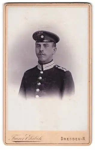 Fotografie Franz Ehrlich, Dresden-N., Königsbrücker-Strasse 105, Gardesoldat in Uniform mit Schirmmütze