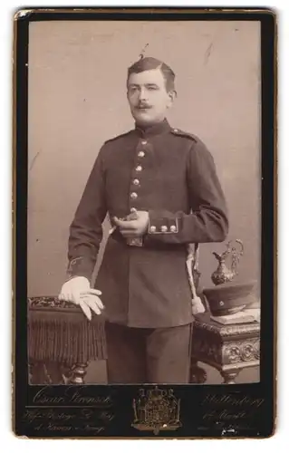 Fotografie Oscar Strensch, Wittenberg, Markt 14, Soldat raucht Zigarre mit Bajonett und Portepee