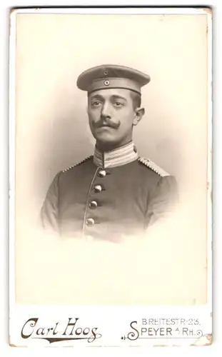 Fotografie Carl Hoog, Speyer am Rhein, Breitestrasse 23, Einjährig-Freiwilliger Gardesoldat in Uniform mit Krätzchen