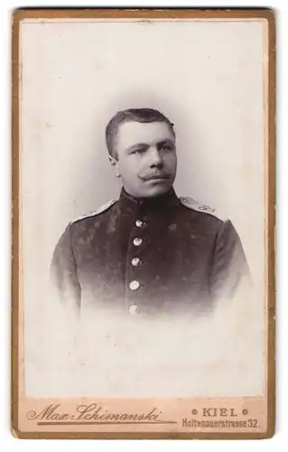Fotografie Max Schimanski, Kiel, Holtenauerstrasse 32, Junger Soldat mit Schnauzbart in Uniform, IR 85