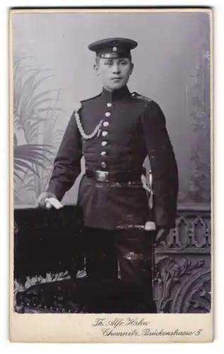 Fotografie Th. Alfr. Hahn, Chemnitz, Brückenstrasse 5, Junger Soldat mit Portepee und Bajonett, Schützenschnur in Uniform