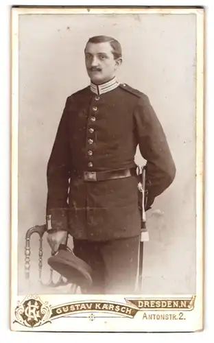 Fotografie Gustav Karsch, Dresden-N., Antonstrasse 2, Gardesoldat mit Bajonett und Portepee