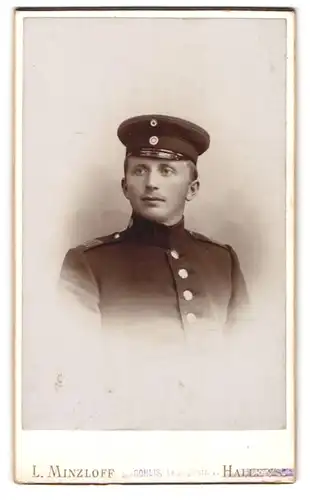 Fotografie L. Minzloff, Leipzig-Gohlis, Leipzigerstrasse 7, Junger Soldat in Uniform, IR 107