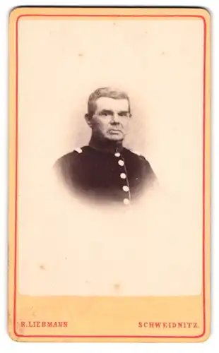 Fotografie R. Liebmann, Schweidnitz, Gestandener Soldat in Uniform