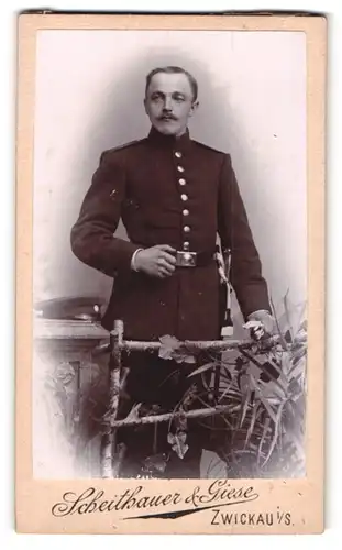 Fotografie Scheithauer & Giese, Zwickau i. S., Auessere Plauensche Strasse 24, Uniformierter Soldat mit Bajonett