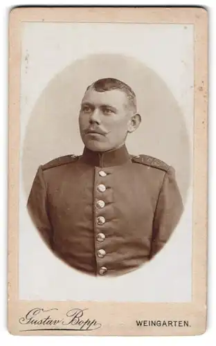 Fotografie Gustav Bopp, Weingarten, Uniformierter Soldat im Portrait