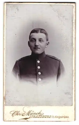 Fotografie Chr. Münch, Strassburg i. E., Königsbrücke, Junger uniformierter Soldat im Portrait, IR 143