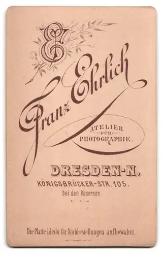 Fotografie Franz Ehrlich, Dresden-N., Königsbrücker-Strasse 405, Uniformierter Gardesoldat mit Schirmmütze