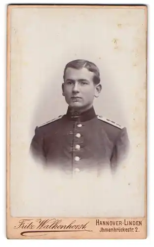 Fotografie Fritz Walkenhorst, Hannover-Linden, Ihmenbrückestrasse 2, Junger uniformierter Soldat im Portrait