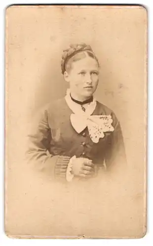 Fotografie M. Hofert, Bödigheim, Bürgerliche Dame in eleganter Kleidung