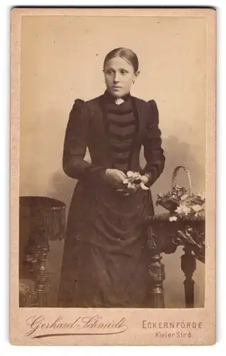 Fotografie Gerhard Schmidt, Eckernförde, Kieler Str. 8, Junge Dame im schwarzen Kleid