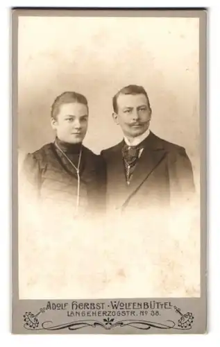 Fotografie Adolf Herbst, Wolfenbüttel, Langeherzogstr. 38, Gutbürgerliches Paar in eleganter Kleidung