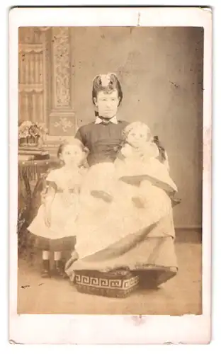 Fotografie Alfred S. Fisk, Woodbridge, St. John Street, Mutter mit ihren zwei Töchtern