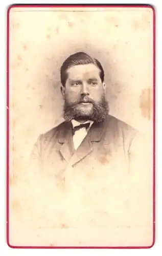 Fotografie unbekannter Fotograf und Ort, Bürgerlicher Herr mit Vollbart