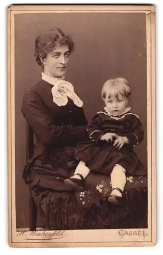 Fotografie H. Wachenfeld, Cassel, Weserstrasse 14 & 16, Mutter und Tochter in hübschen Kleidern