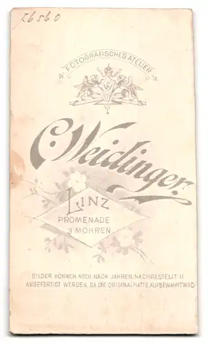 Fotografie C. Weidinger, Linz, Promenade 3 Mohren, Freundlich lächelnde Dame im Kleid