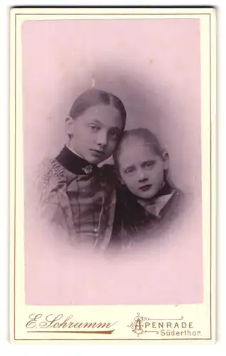 Fotografie E. Schramm, Apenrade, Süderthor, Zwei Schwestern in enger Pose