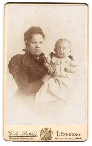 Fotografie Julius Rathje, Lüneburg, Wagestrasse 2, Mutter mit Kleinkind