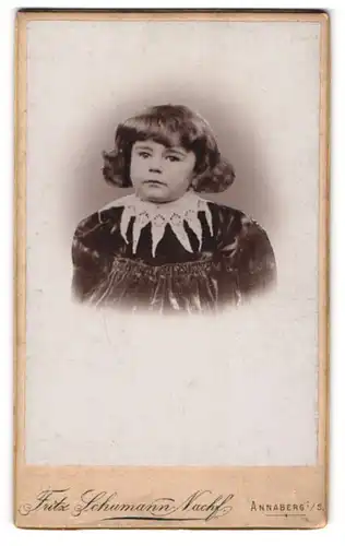 Fotografie Fritz Schumann, Annaberg i. S., Johannisgasse 5, Süsses Mädchen mit lockigen Haaren