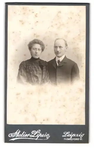 Fotografie Atelier Lipsia, Leipzig, Thomasring 15, Gutbürgerliches Paar in eleganter Kleidung